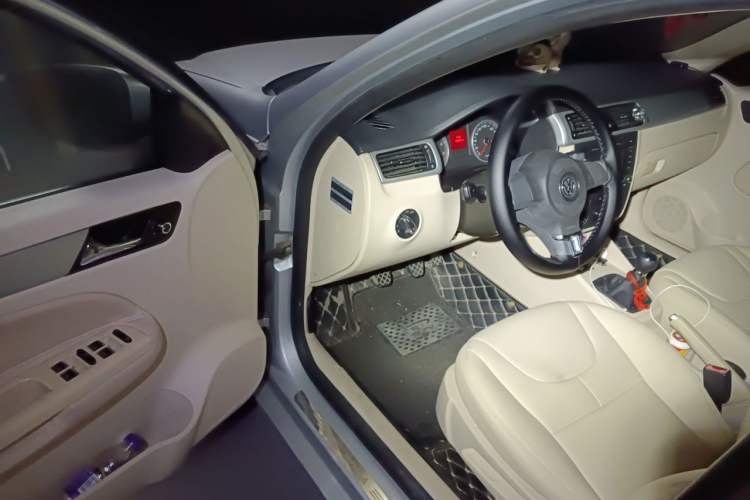 Used Volkswagen Bora 2012 1.6L Manual Fashion Edition Driver Seat