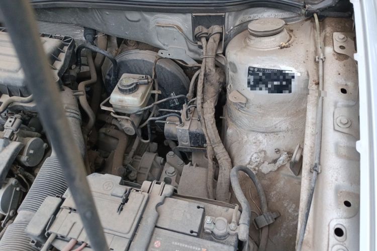 Used Volkswagen Bora 2012 1.6L Automatic Fashion Edition Engine Bay Left
