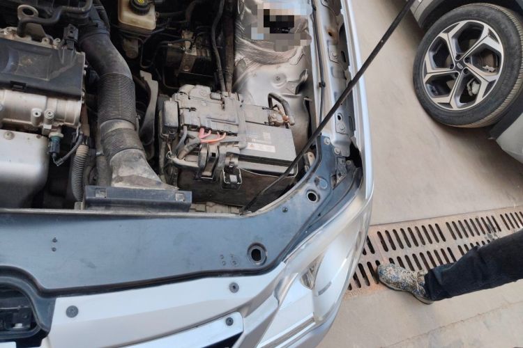 Used Volkswagen Bora 2012 1.6L Manual Comfort Model Engine Bay Left