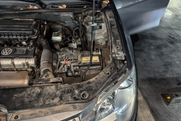 Used Volkswagen Bora 2012 1.6L Automatic Fashion Edition Engine Bay Left