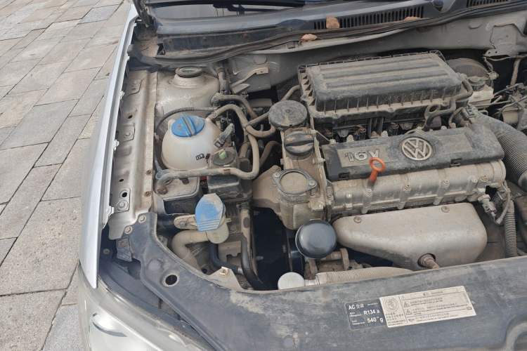 Used Volkswagen Bora 2012 1.6L Automatic Fashion Edition Engine Bay Right
