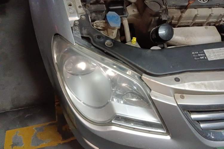 Used Volkswagen Bora 2012 1.6L Manual Fashion Edition Engine Bay Right