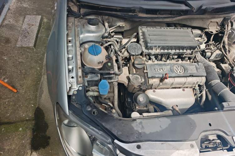 Used Volkswagen Bora 2012 1.6L Manual Fashion Edition Engine Bay Right