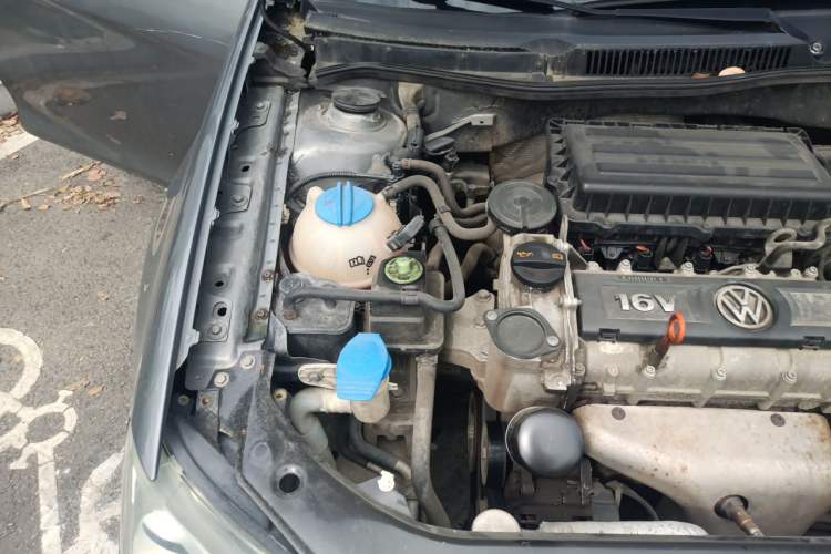 Used Volkswagen Bora 2012 1.6L Automatic Fashion Edition Engine Bay Right