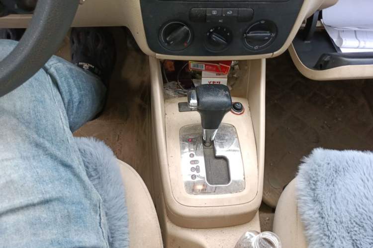 Used Volkswagen Bora 2012 1.6L Automatic Fashion Edition Gear Lever