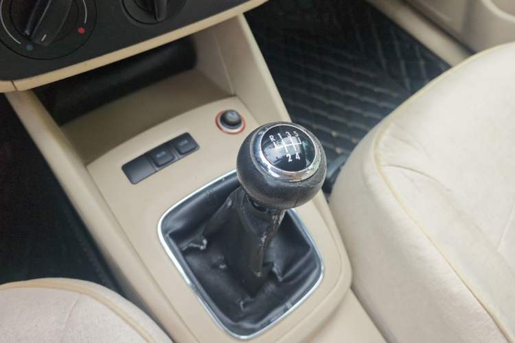 Used Volkswagen Bora 2012 1.6L Manual Fashion Edition Gear Lever