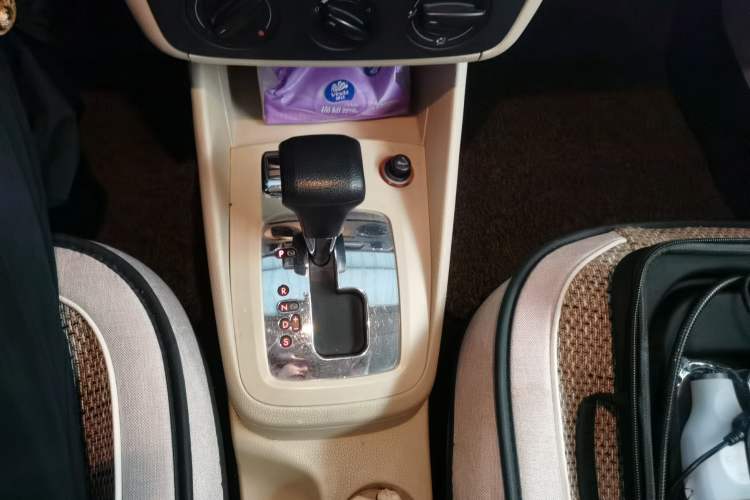 Used Volkswagen Bora 2012 1.6L Automatic Fashion Edition Gear Lever
