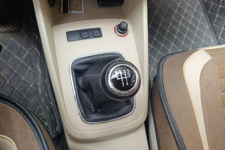 Used Volkswagen Bora 2012 1.6L Manual Fashion Edition Gear Lever