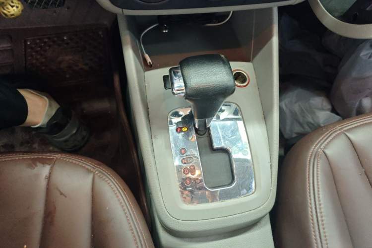 Used Volkswagen Bora 2012 1.6L Automatic Fashion Edition Gear Lever