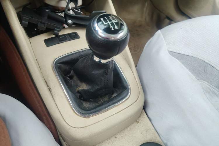 Used Volkswagen Bora 2012 1.6L Manual Fashion Edition Gear Lever
