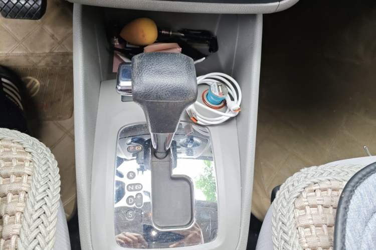Used Volkswagen Bora 2012 1.6L Automatic Fashion Edition Gear Lever