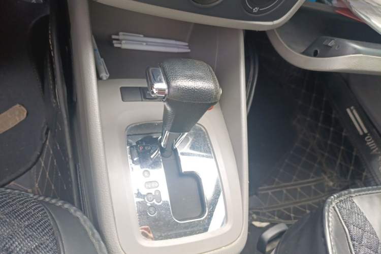 Used Volkswagen Bora 2012 1.6L Automatic Fashion Edition Gear Lever