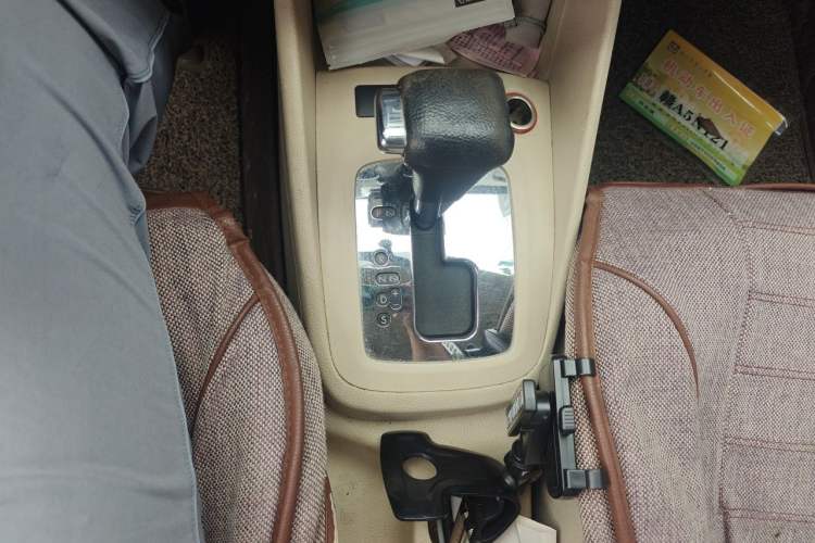 Used Volkswagen Bora 2012 1.6L Automatic Fashion Edition Gear Lever