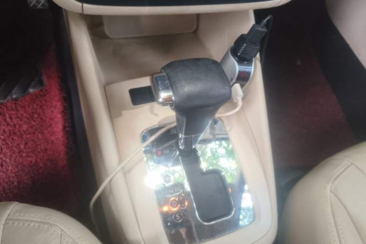 Used Volkswagen Bora 2012 1.6L Automatic Comfort Edition Gear Lever