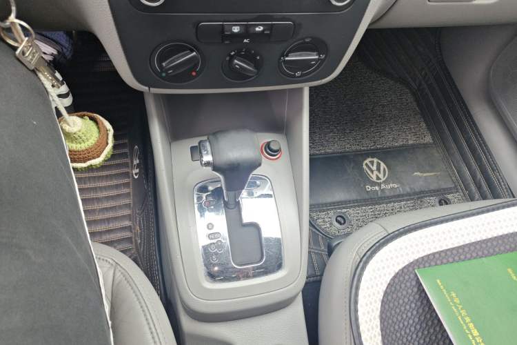 Used Volkswagen Bora 2012 1.6L Automatic Comfort Edition Gear Lever
