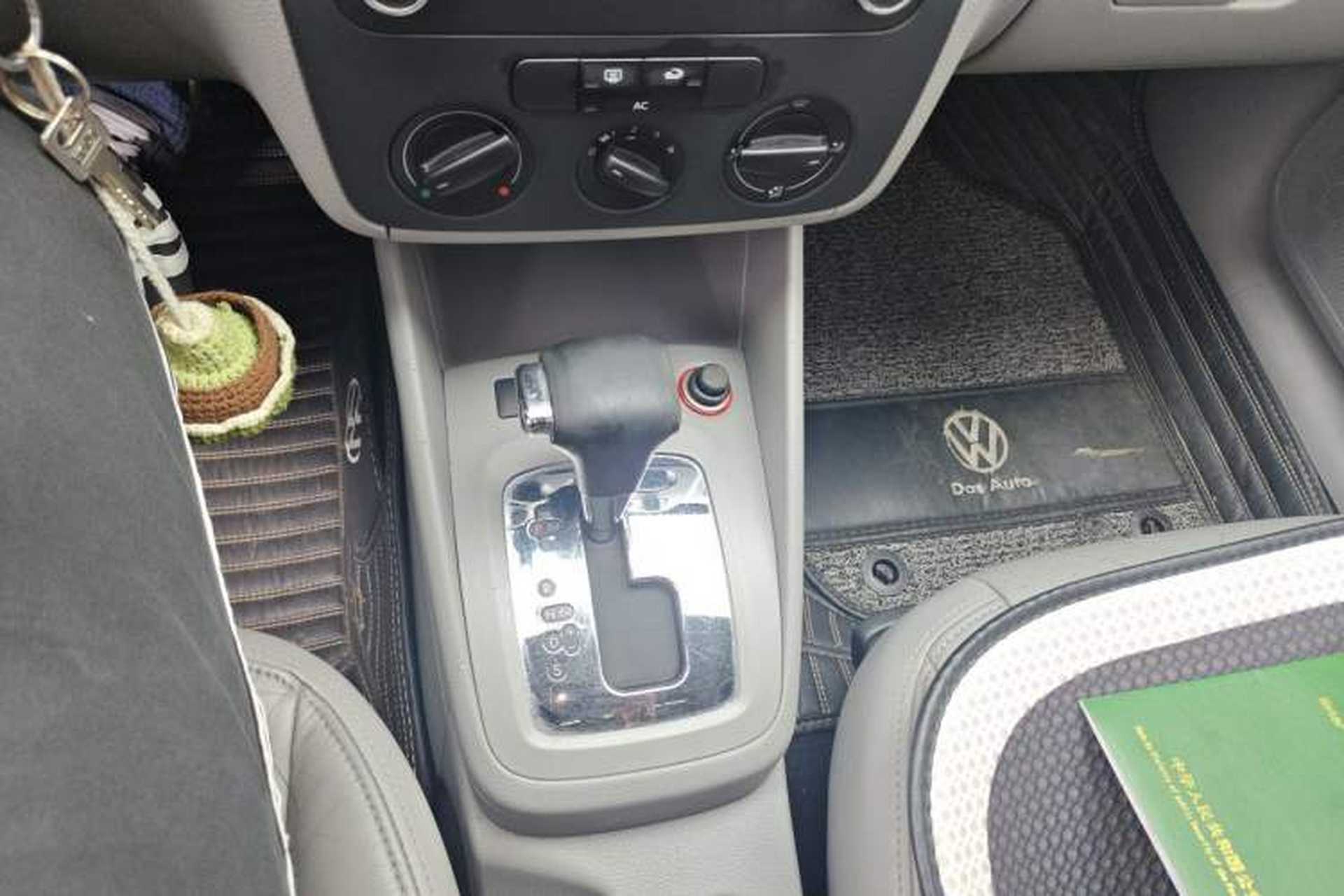 Used Volkswagen Bora 2012 1.6L Automatic Comfort Edition Gear Lever