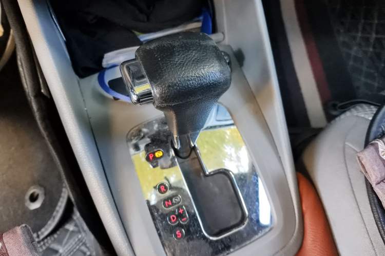 Used Volkswagen Bora 2012 1.6L Automatic Fashion Edition Gear Lever