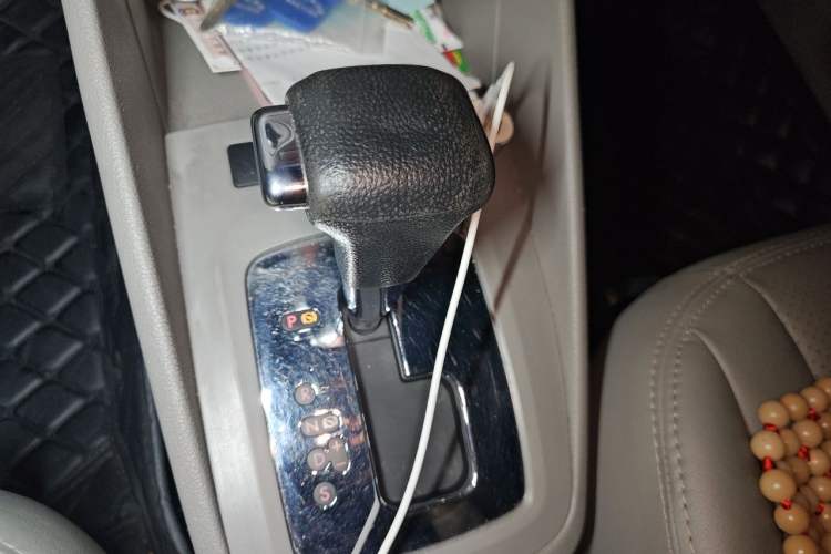 Used Volkswagen Bora 2012 1.6L Automatic Fashion Edition Gear Lever