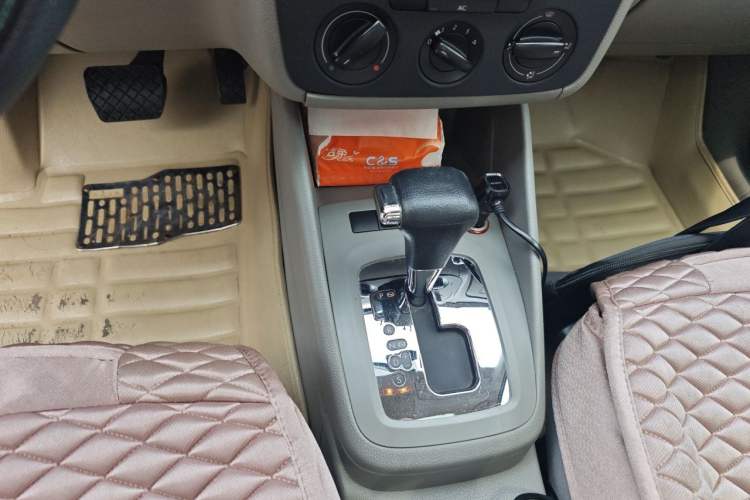 Used Volkswagen Bora 2012 1.6L Automatic Fashion Value Edition Gear Lever