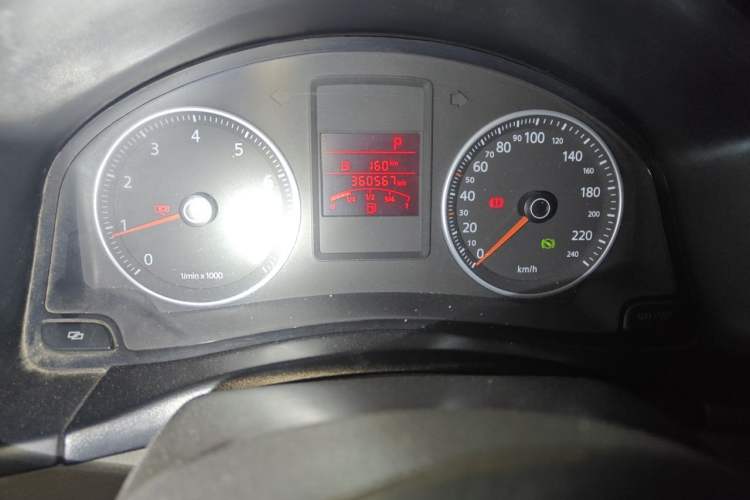 Used Volkswagen Bora 2012 1.6L Automatic Comfort Edition Odometer Close Up