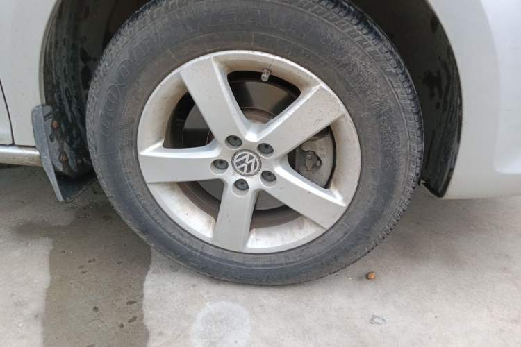 Used Volkswagen Bora 2012 1.6L Automatic Fashion Edition Right Front Wheel Hub