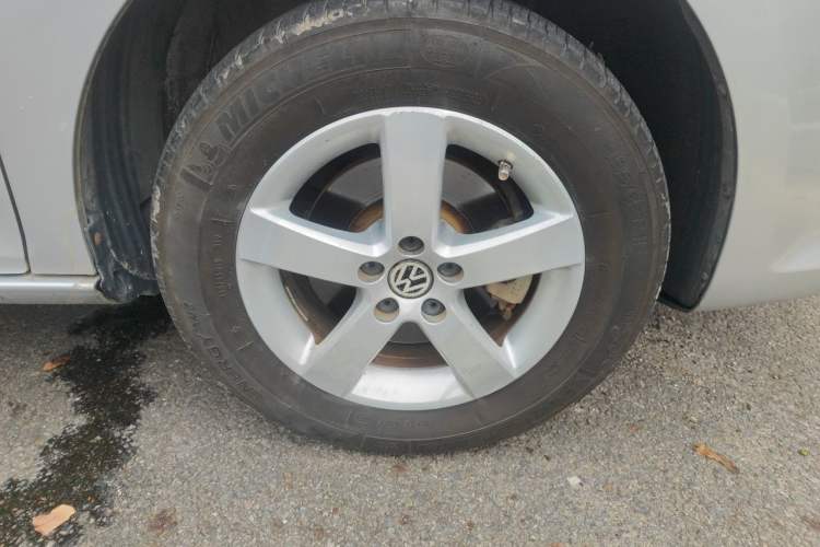 Used Volkswagen Bora 2012 1.6L Manual Fashion Edition Right Front Wheel Hub