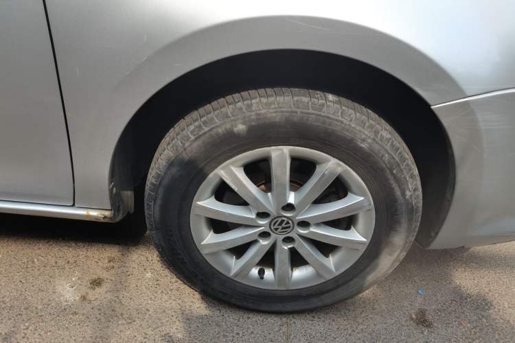 Used Volkswagen Bora 2012 1.6L Automatic Comfort Edition Right Front Wheel Hub