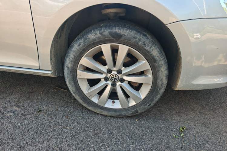 Used Volkswagen Bora 2012 1.4T Automatic Luxury Version Right Front Wheel Hub
