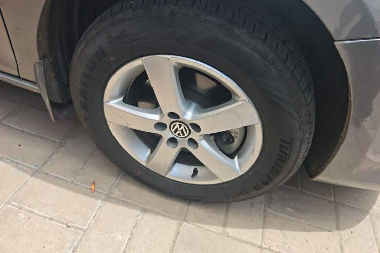 Used Volkswagen Bora 2012 1.6L Automatic Fashion Edition Right Front Wheel Hub