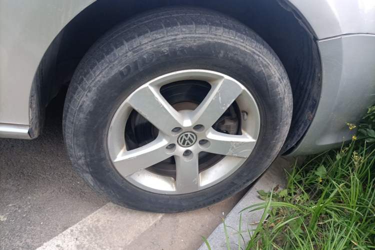 Used Volkswagen Bora 2012 1.6L Manual Fashion Edition Right Front Wheel Hub