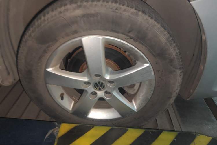Used Volkswagen Bora 2012 1.6L Manual Fashion Edition Right Front Wheel Hub