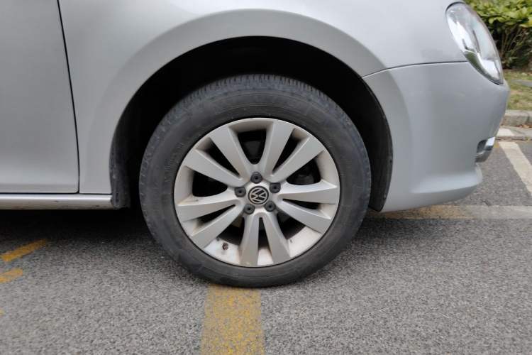 Used Volkswagen Bora 2012 1.6L Manual Stylish & Great Value Edition Right Front Wheel Hub