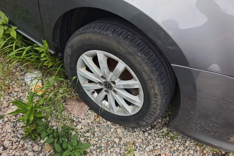 Used Volkswagen Bora 2012 1.6L Automatic Comfort Edition Right Front Wheel Hub