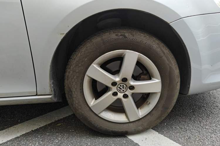 Used Volkswagen Bora 2012 1.6L Automatic Fashion Edition Right Front Wheel Hub