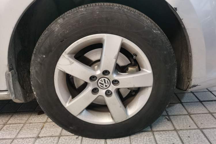 Used Volkswagen Bora 2012 1.6L Automatic Fashion Edition Right Front Wheel Hub