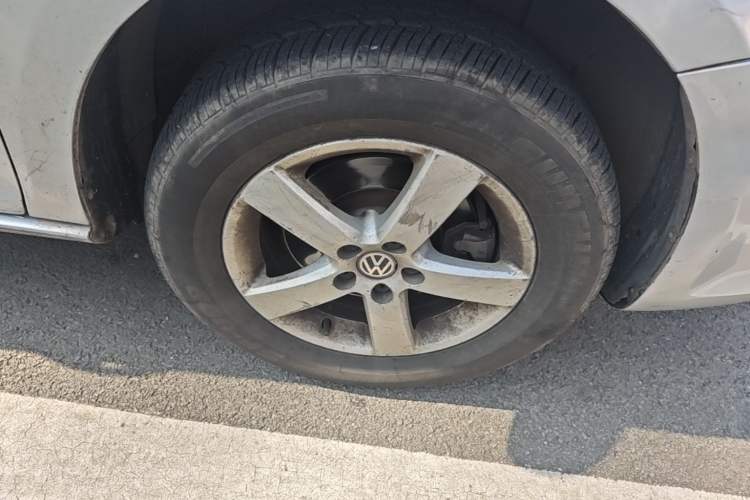 Used Volkswagen Bora 2012 1.6L Manual Fashion Edition Right Front Wheel Hub