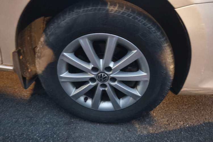 Used Volkswagen Bora 2012 1.6L Manual Comfort Model Right Front Wheel Hub
