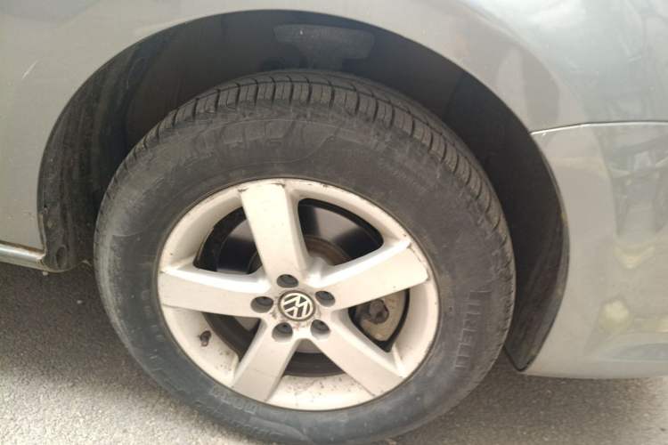 Used Volkswagen Bora 2012 1.6L Manual Fashion Edition Right Front Wheel Hub
