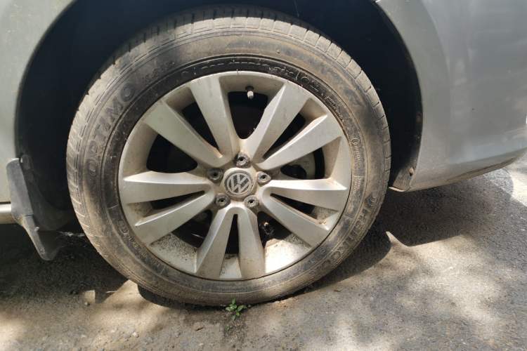 Used Volkswagen Bora 2012 1.6L Manual Comfort Value Edition Right Front Wheel Hub