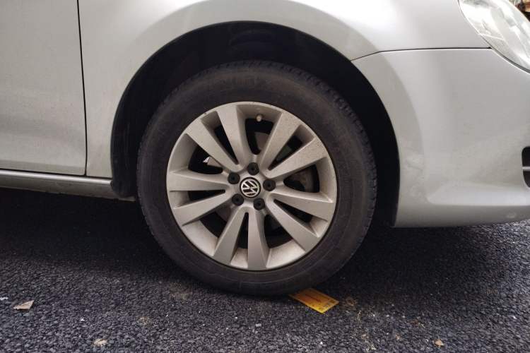 Used Volkswagen Bora 2012 1.6L Automatic Comfortable Value Edition Right Front Wheel Hub
