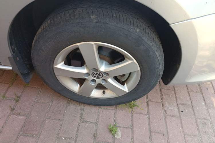 Used Volkswagen Bora 2012 1.6L Automatic Fashion Edition Right Front Wheel Hub