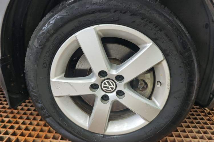 Used Volkswagen Bora 2012 1.6L Automatic Fashion Edition Right Front Wheel Hub