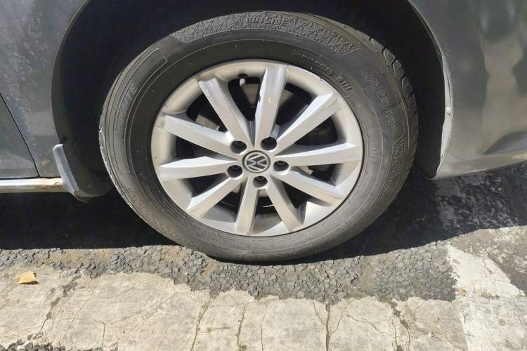 Used Volkswagen Bora 2012 1.6L Automatic Comfortable Value Edition Right Front Wheel Hub