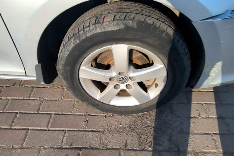 Used Volkswagen Bora 2012 1.6L Automatic Fashion Edition Right Front Wheel Hub
