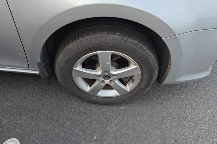 Used Volkswagen Bora 2012 1.6L Manual Fashion Edition Right Front Wheel Hub