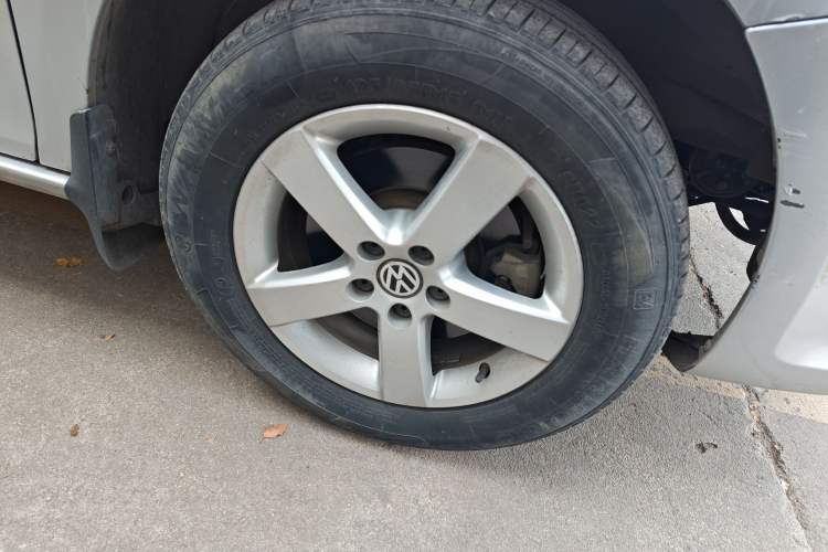 Used Volkswagen Bora 2012 1.6L Manual Fashion Edition Right Front Wheel Hub