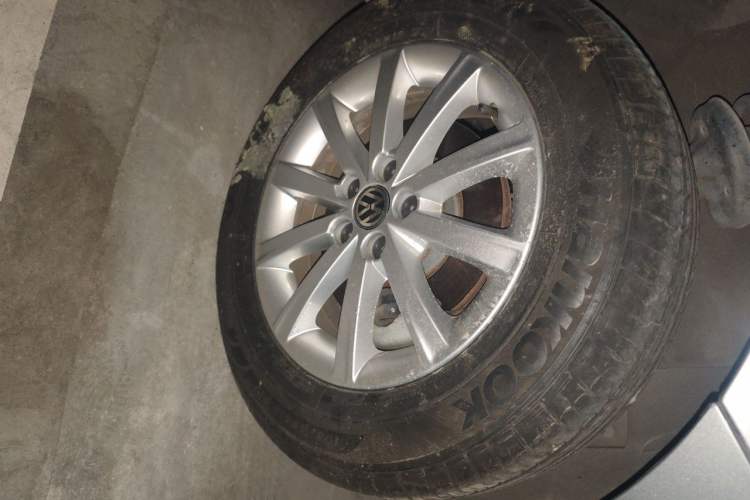 Used Volkswagen Bora 2012 1.6L Automatic Comfort Edition Right Front Wheel Hub