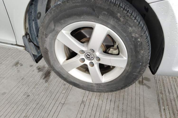 Used Volkswagen Bora 2012 1.6L Automatic Fashion Edition Right Front Wheel Hub