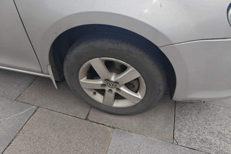 Used Volkswagen Bora 2012 1.6L Automatic Fashion Edition Right Front Wheel Hub