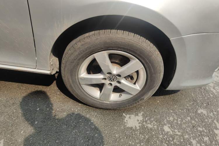 Used Volkswagen Bora 2012 1.6L Manual Fashion Edition Right Front Wheel Hub